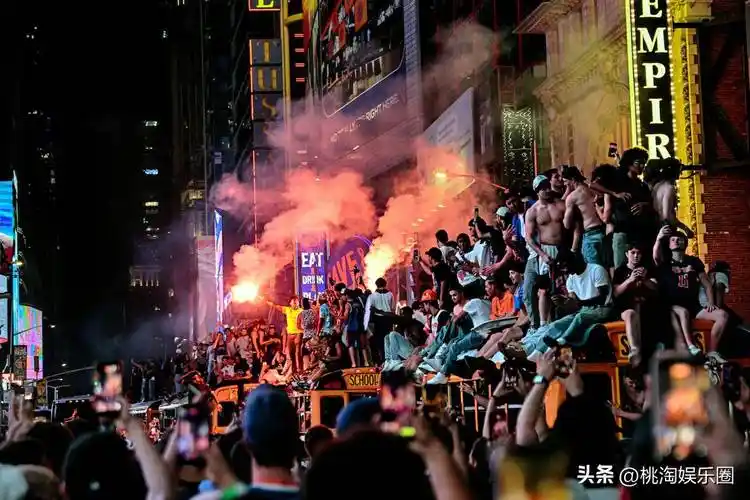 纽约双线告捷：世界杯热潮未退，尼克斯夺冠游行再掀篮球狂潮